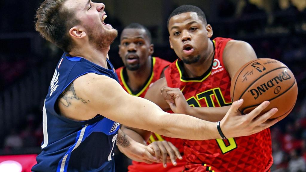 Doncic pelea un balón ante Omari Spellman.