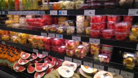Stand de frutas cortadas