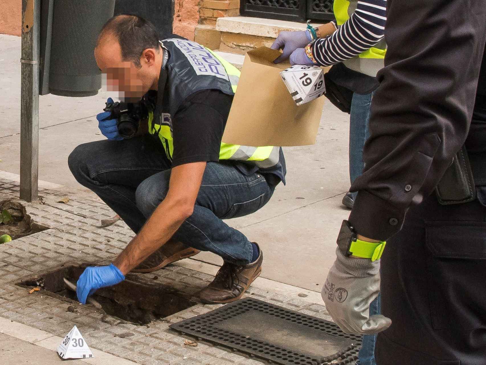 Efectivos de la Policía Nacional encontraro un cuchillo durante una inspección de alcantarillas en los alrededores del piso
