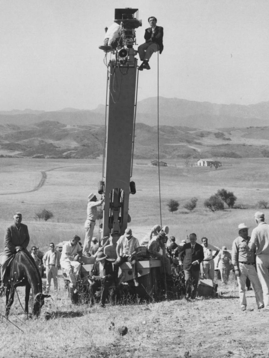 Kubrick subido a lo alto de una grúa en el rodaje de 'Espartaco'. / Universal Studios Inc.
