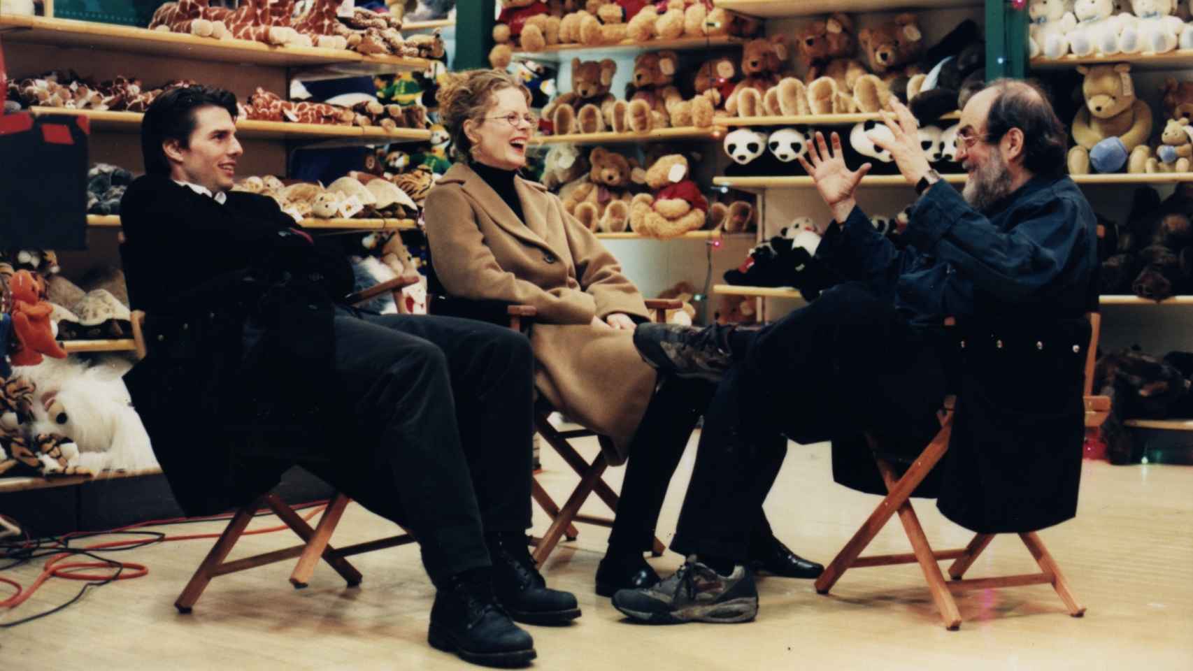 Tom Cruise, Nicole Kidman y Stanley Kubrick durante charlan durante un descanso del rodaje de 'Eyes wide shut'.  / Warner Bros. Entertainment Inc