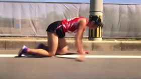 Una atleta japonesa acaba una carrera gateando tras romperse una pierna