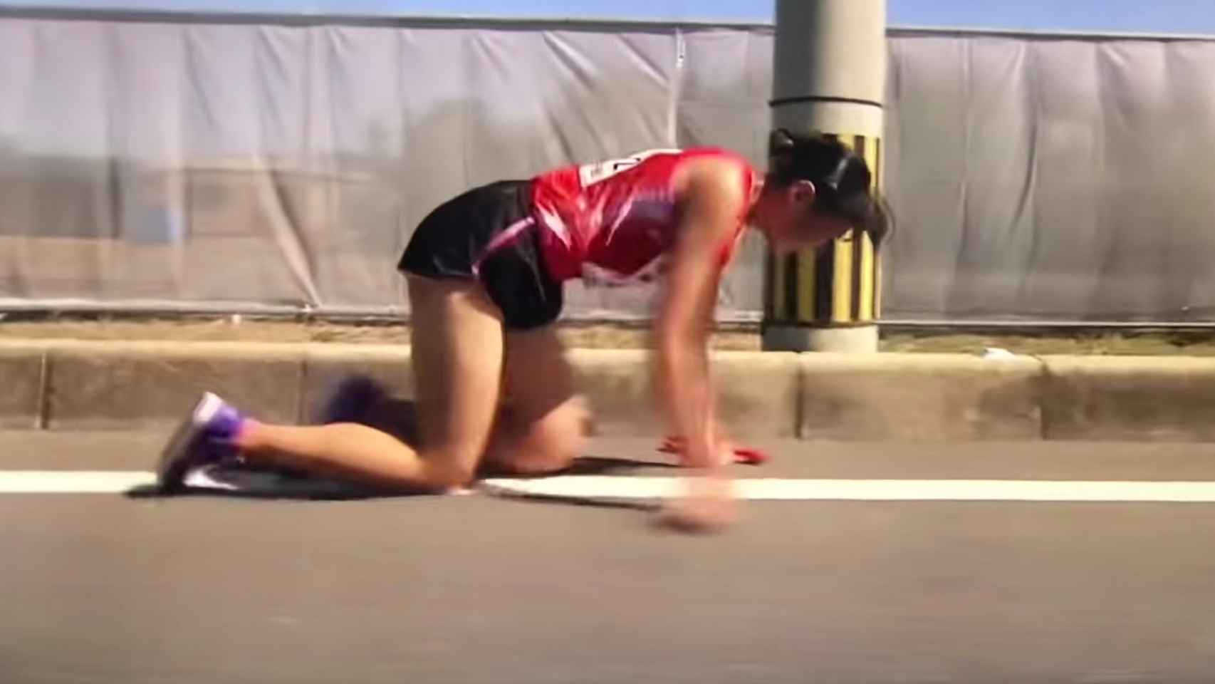 Una atleta japonesa acaba una carrera gateando tras romperse una pierna