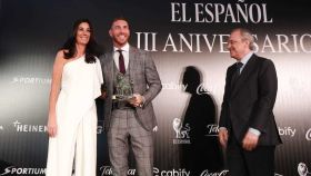 Sergio Ramos recoge su león junto a Eva Fernández, consejera delegada de EL ESPAÑOL, y Florentino Pérez, presidente del Real Madrid.