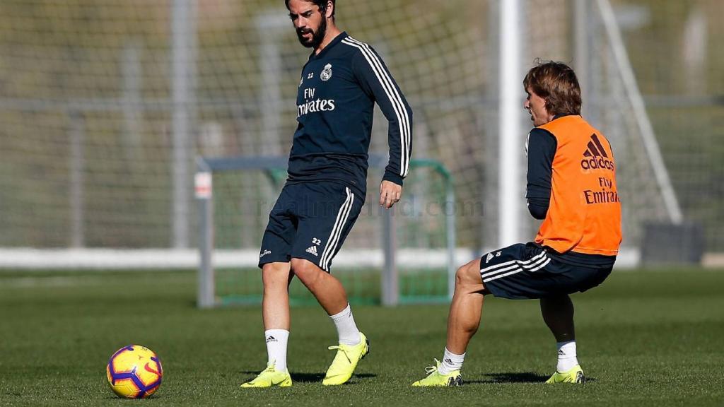 Isco da un pase ante la presión de Modric