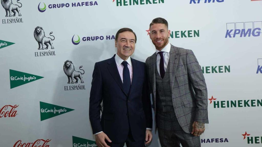 Pedro J. Ramírez, director de EL ESPAÑOL, y el futbolista Sergio Ramos.