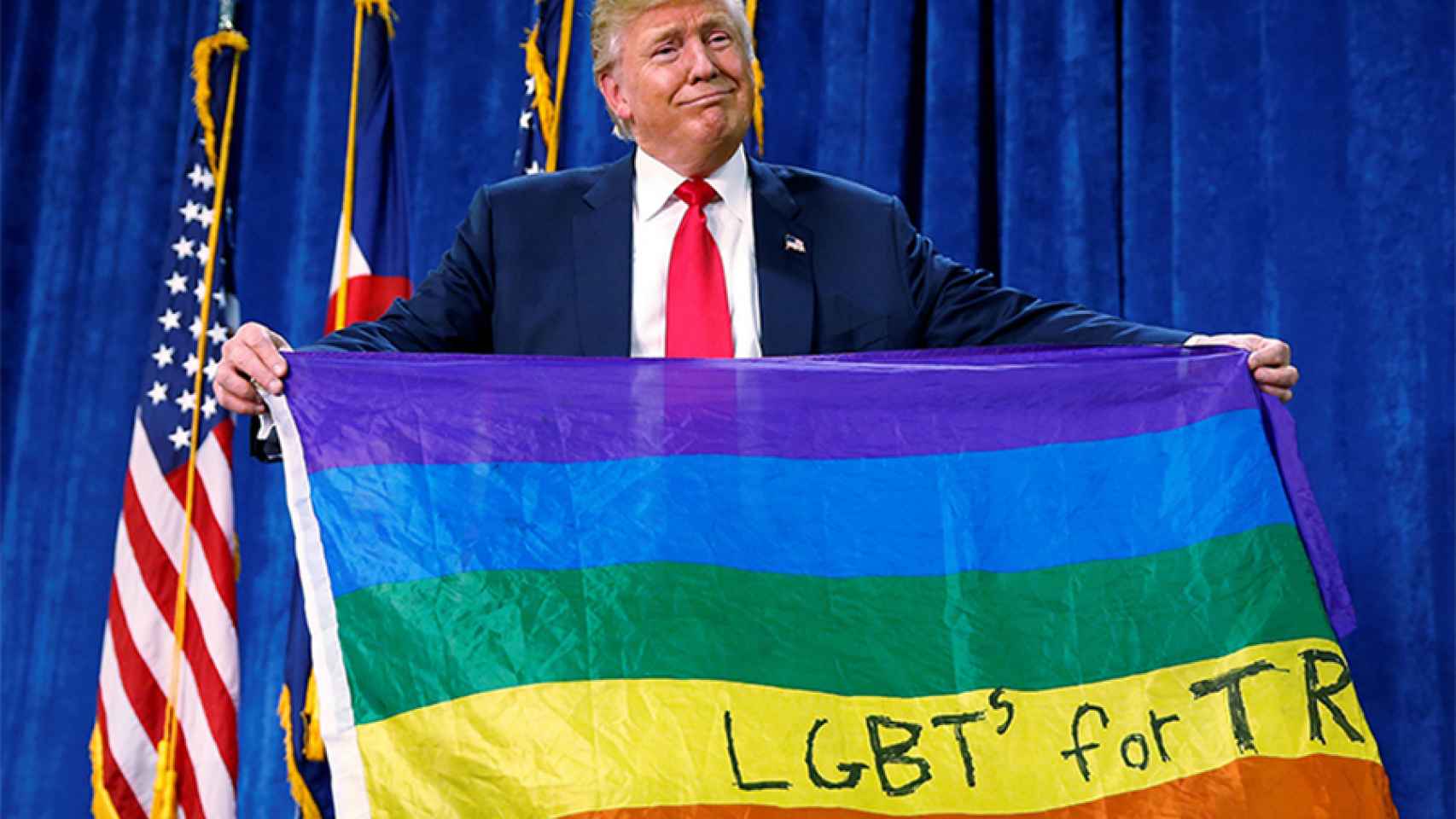 Trump con una bandera LGTB.
