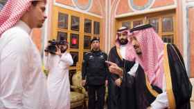 Salah Khashoggi, hijo del periodista asesinado, saluda al rey Salman en presencia del príncipe heredero, Mohamed bin Salman, en Riad.
