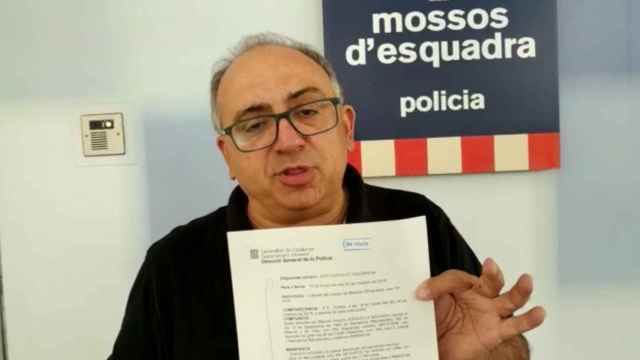 Manuel Aguilella, con la denuncia presentada ante los Mossos.