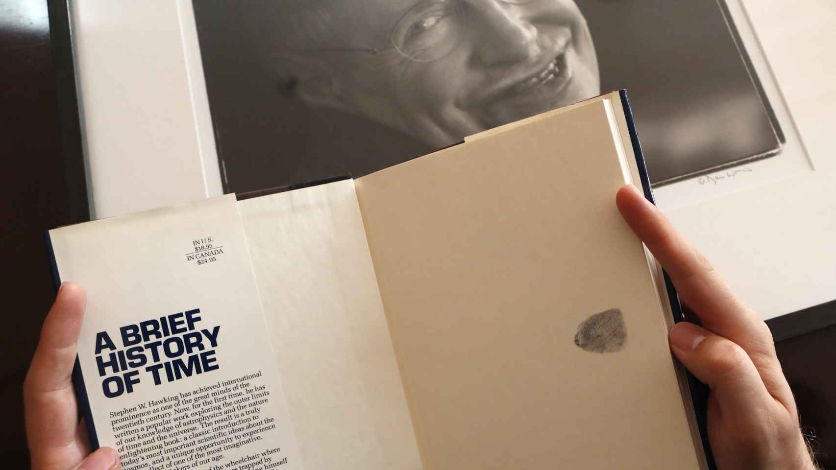 Un ejemplar de 'Breve historia del tiempo' firmado con la huella dactilar de Stephen Hawking.