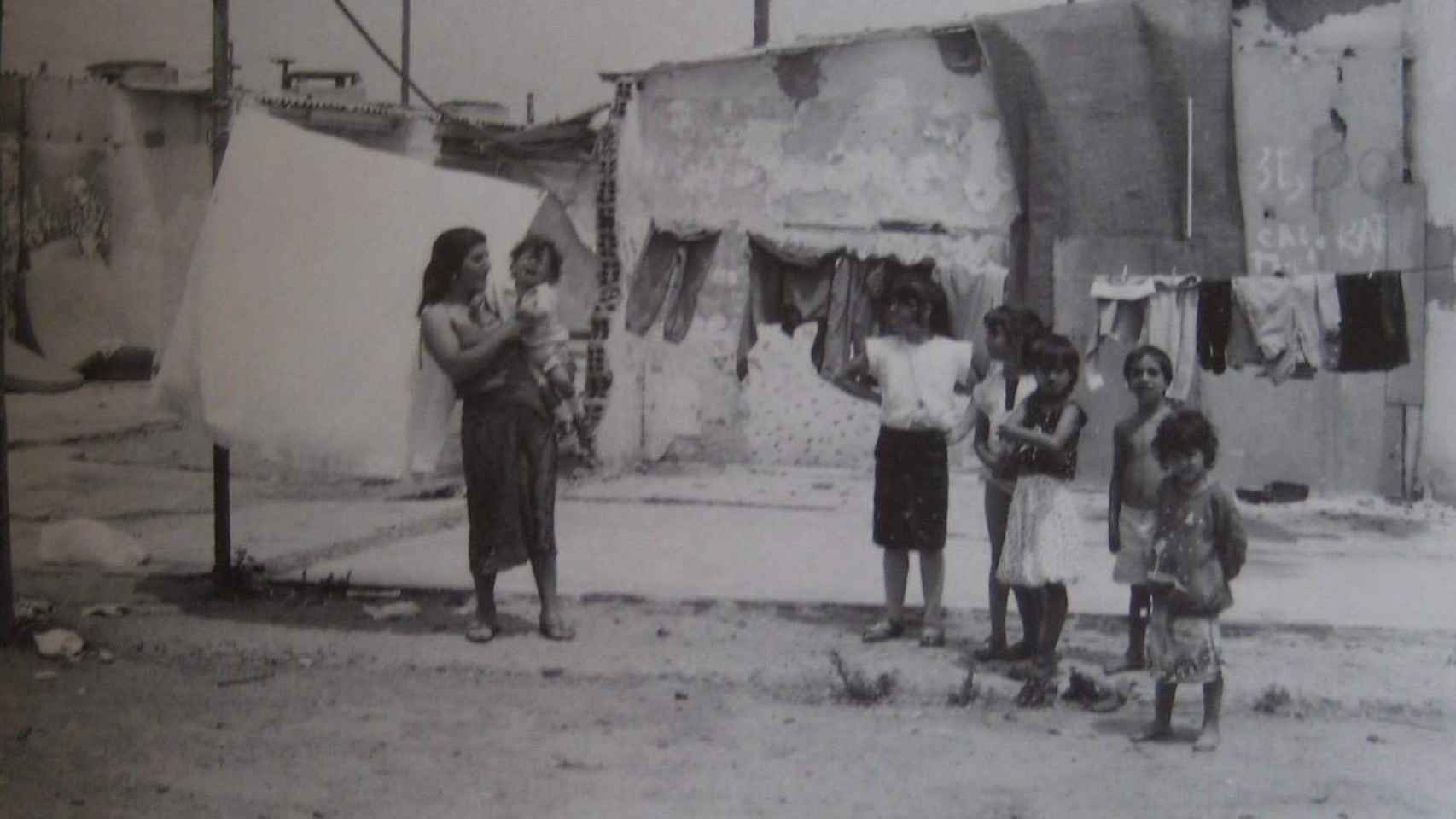 Una familia en el Campo de la Bota. Fue uno de los asentamientos chabolistas que tardó más en ser desalojado. Lo derribaron en 1989 por la reforma urbanística que conllevó la celebración de los Juegos Olímpicos