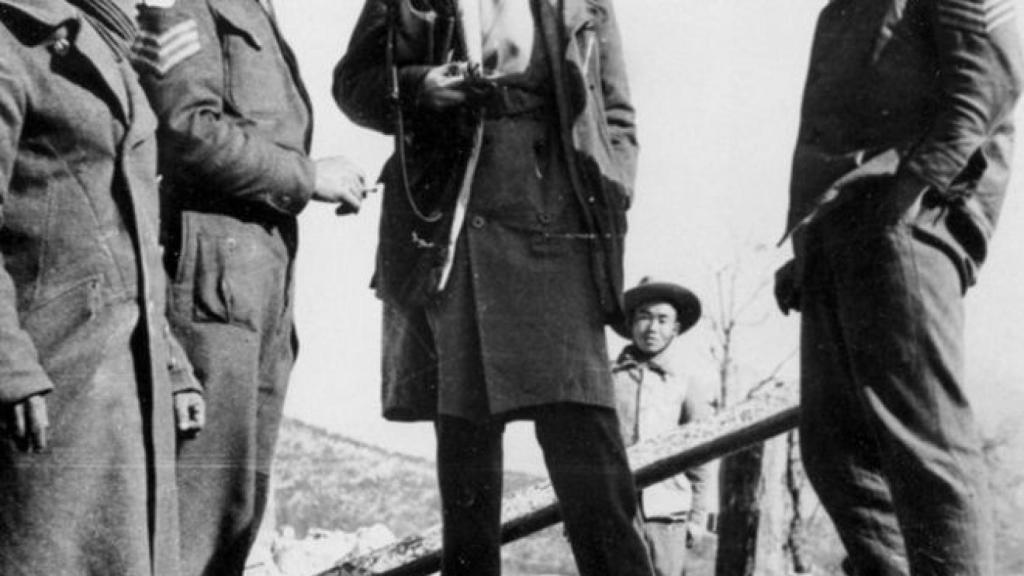 Martha Gellhorn hablando con unos soldados en Italia durante la II Guerra Mundial.