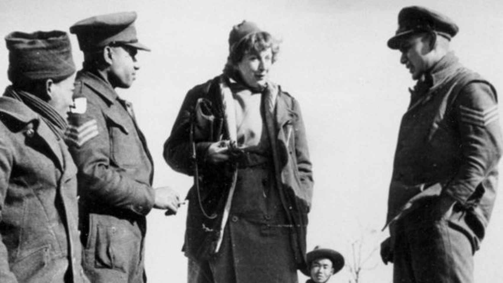 Martha Gellhorn hablando con unos soldados en Italia durante la II Guerra Mundial.