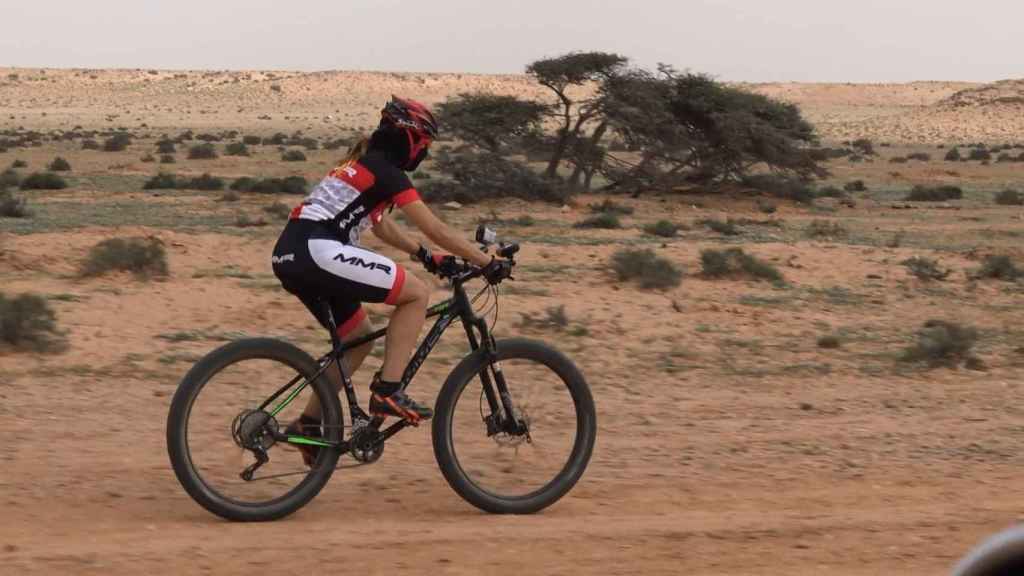 Judith Obaya, durante su etapa en bicicleta en el Sáhara