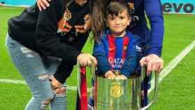 Leo Messi junto a su mujer y su hijo