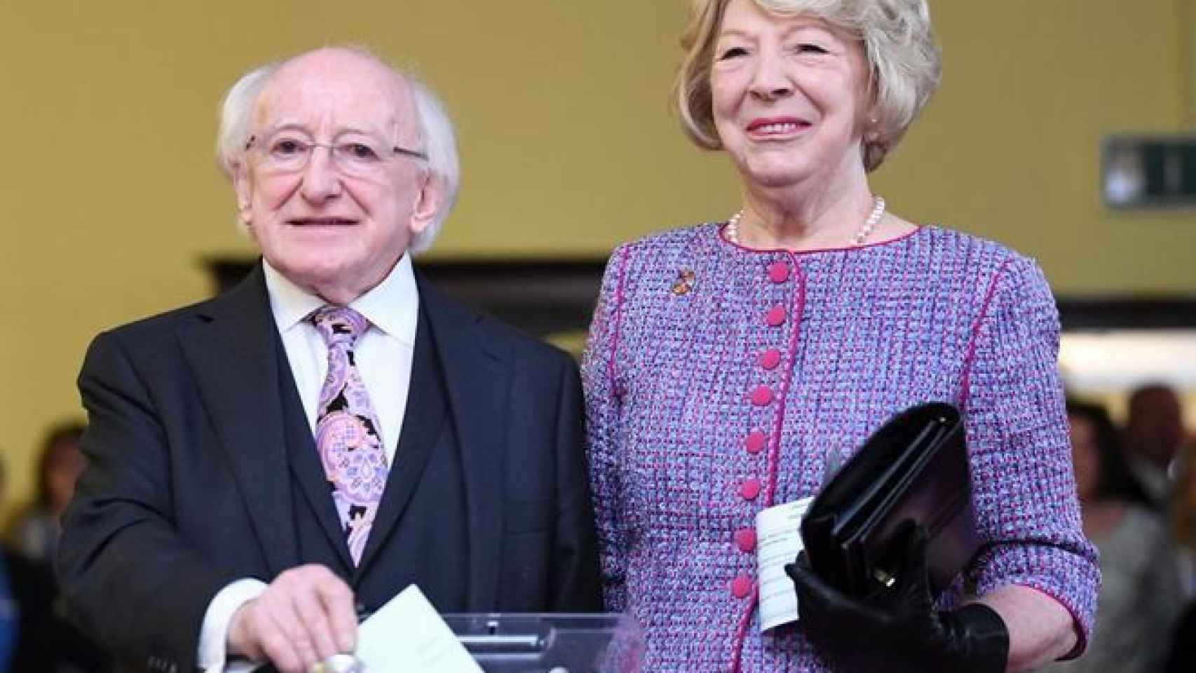 Michael Higgins y su mujer Sabina, votan en las presidenciales de Irlanda.