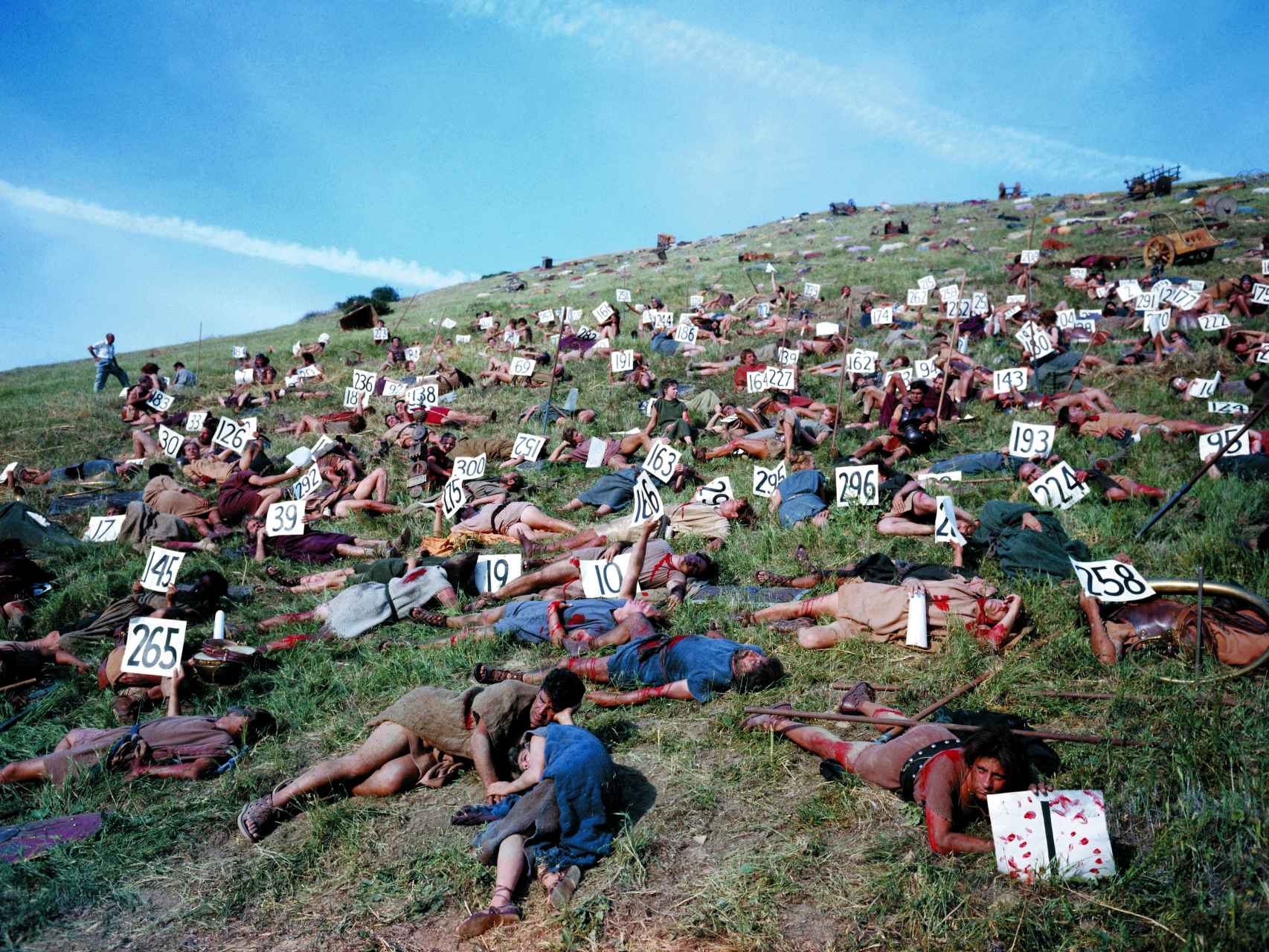 Varias decenas de extras de la película 'Espartaco' se hacen el muerto con carteles numéricos para que Kubrick pudiese dirigirse a ellos. Photo: J. R. Eyerman