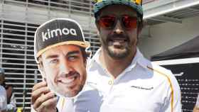 Fernando Alonso, con una de las máscaras que preparan en México.