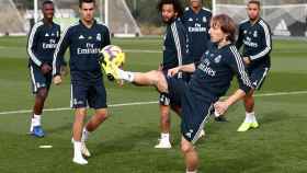 Los jugadores del Madrid observan a Modric mientras se entrenan en Valdebebas