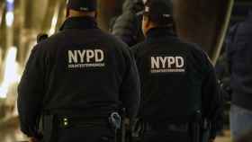 La policía de la ciudad de Nueva York investiga un paquete sospechoso dentro del centro comercial Time Warner en Nueva York.