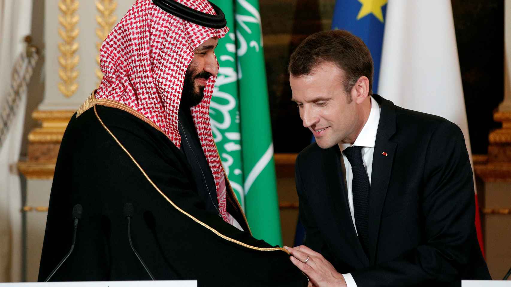 Emmanuel Macron con el príncipe heredero saudí Mohamed bin Salman.