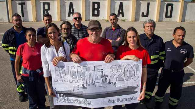 Anabel, Diego y Noelia Benítez portando el cartel, junto a Juan Manuel Pinto y los miembros del comité de Navantia.