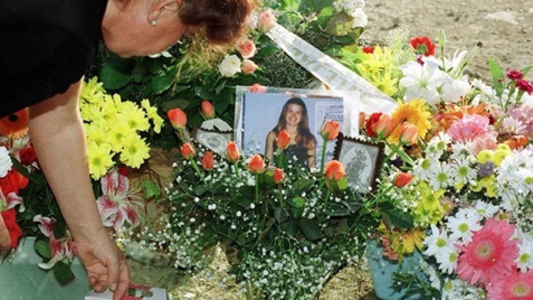 Flores y fotos de Rocío cerca de donde se encontró el cuerpo, el 2 de noviembre de 1999.