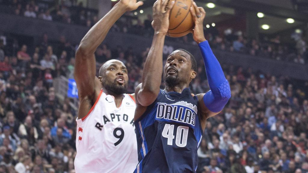 Ibaka, contra Harrison Barnes, jugador de Dallas Mavericks