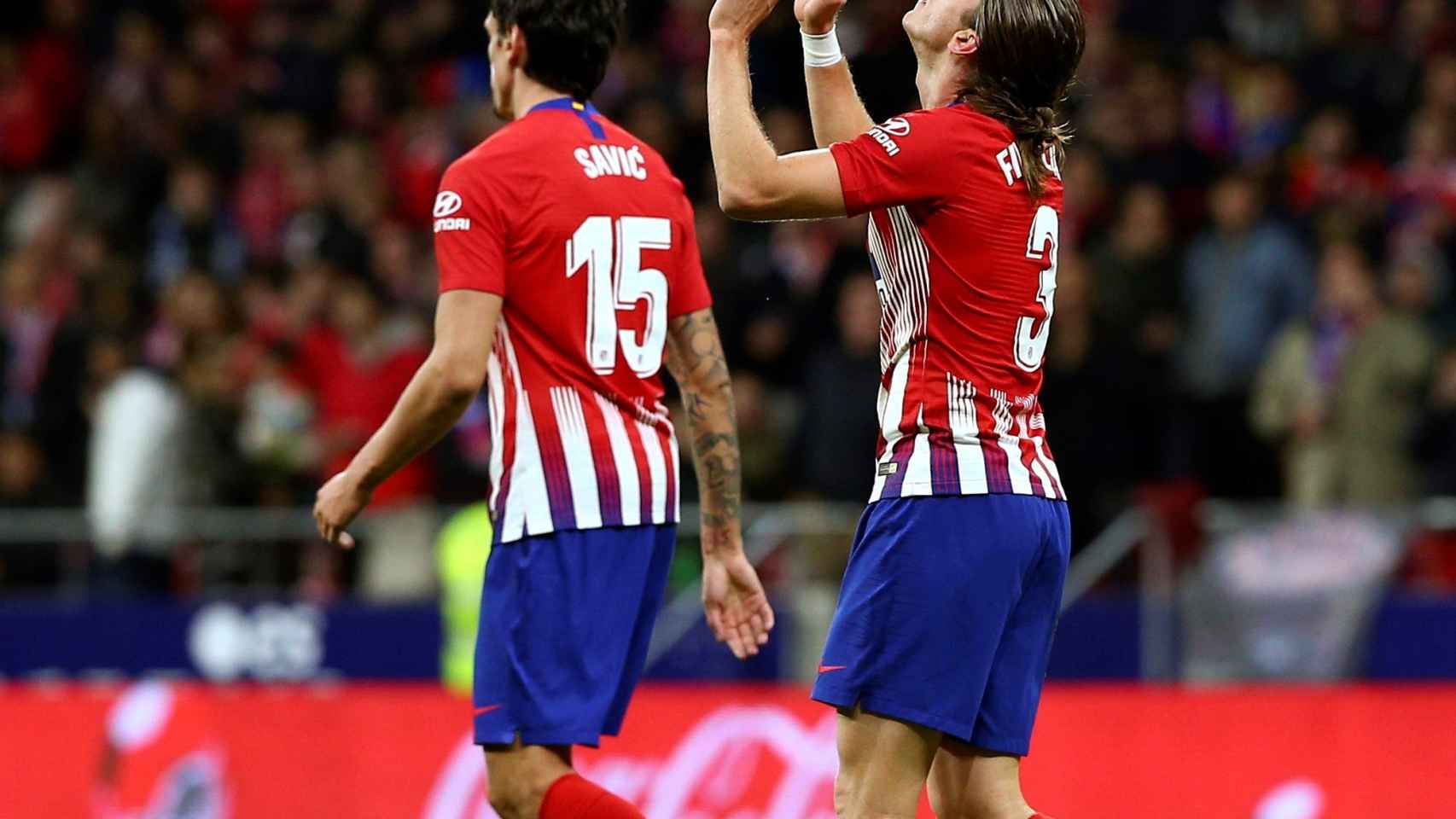 El defensa brasileño del Atlético de Madrid Filipe Luis celebra su gol, segundo del equipo ante la Real Sociedad.
