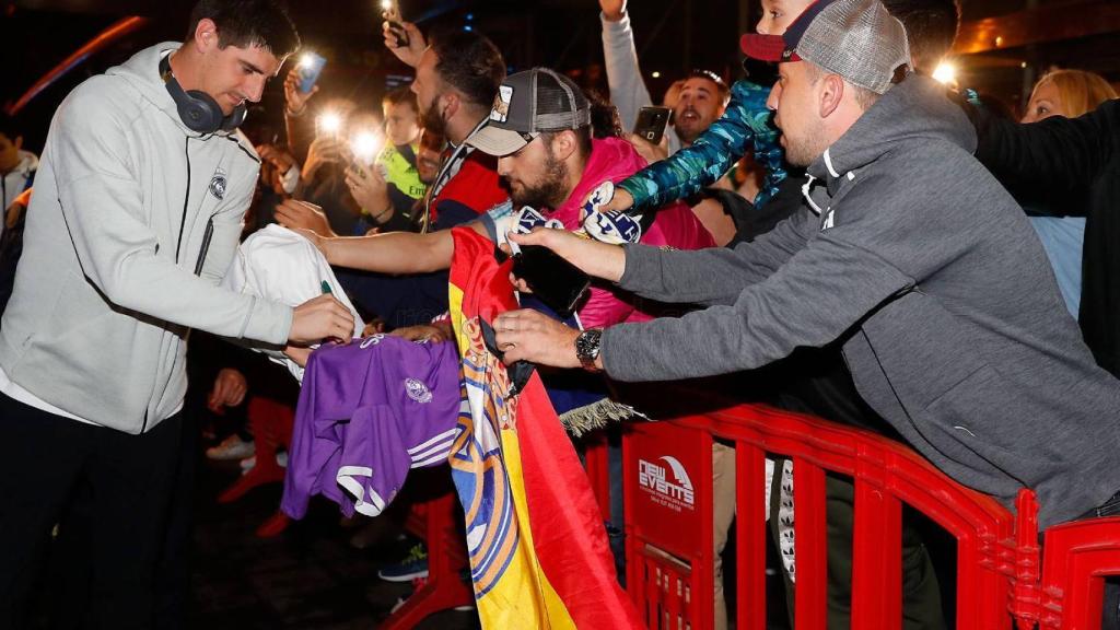 Courtois, con los aficionados a la llegada a Barcelona