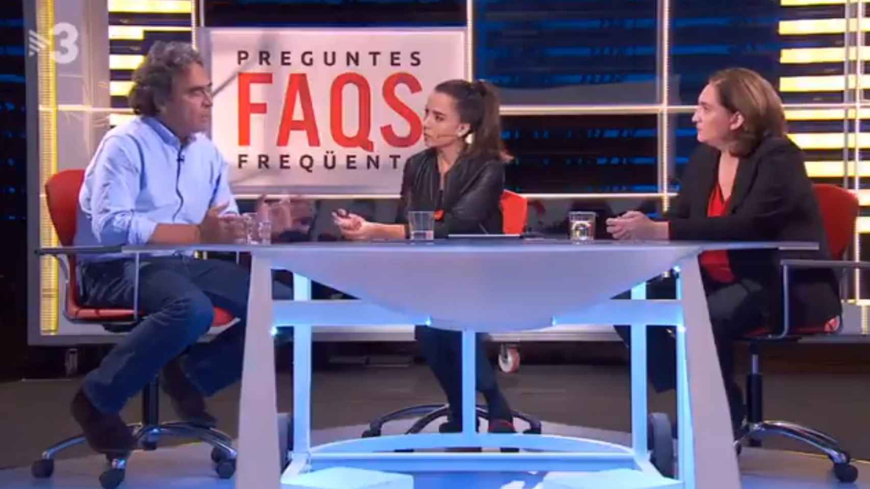 Sergio Fajardo, Laura Rosel y Ada Colau, en el plató de FAQS.