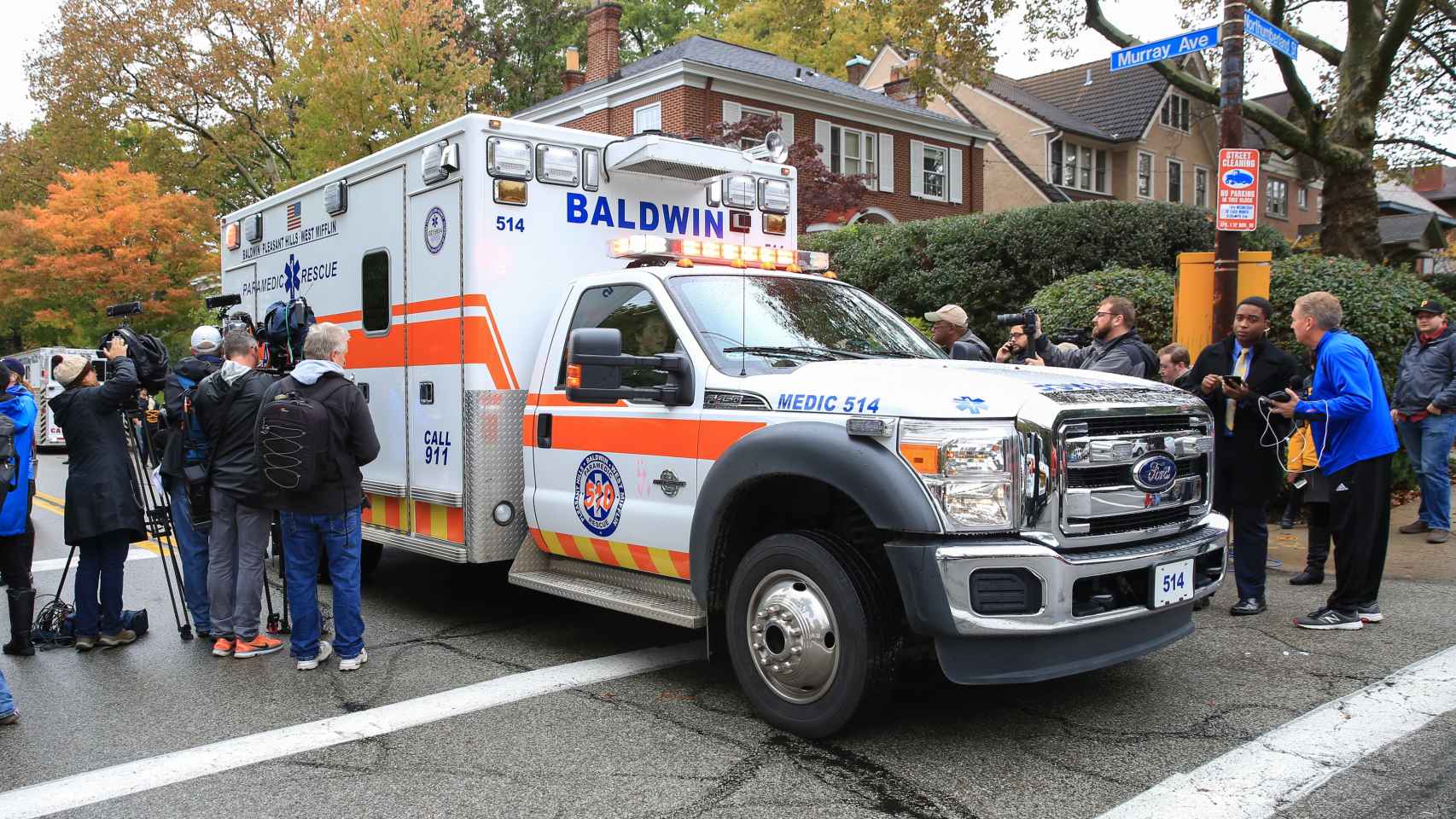 Una ambulancia sale de la sinagoga Tree of Life de Pittsburg, Pensilvania.