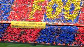 Pancarta con contenido político en las gradas del Camp Nou durante El Clásico