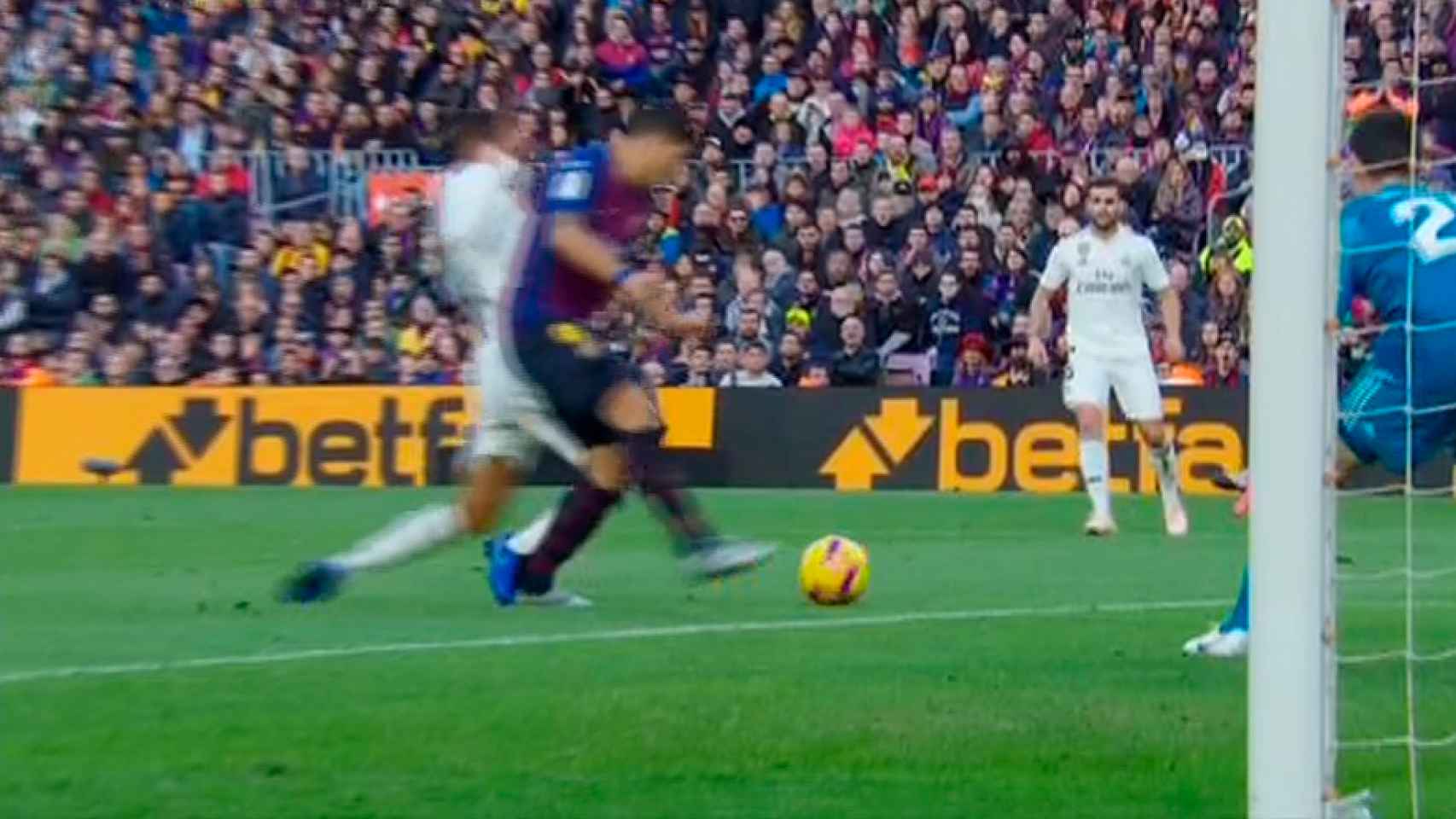 Penalti de Varane sobre Luis Suárez