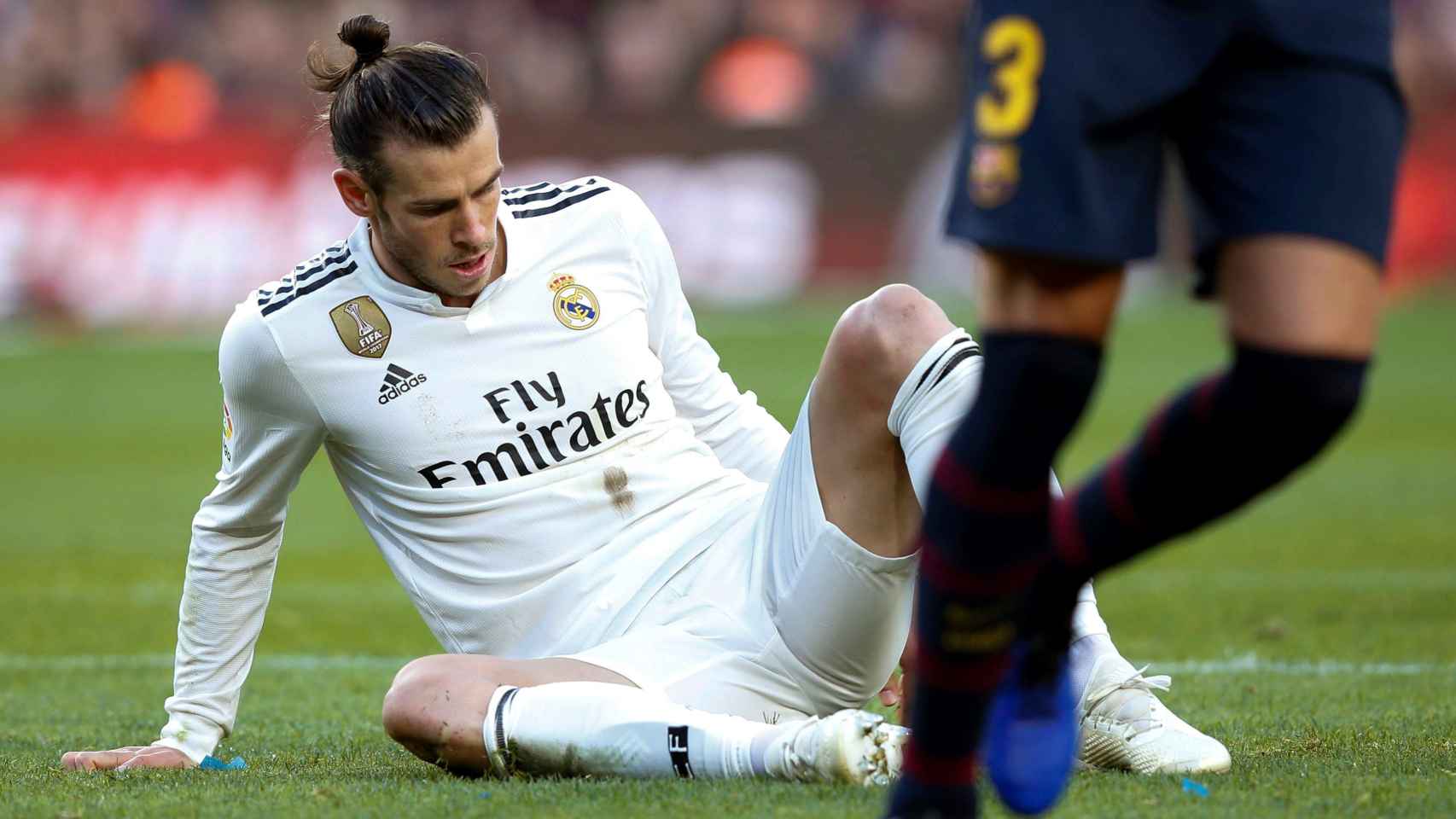Gareth Bale tendido en el campo durante El Clásico