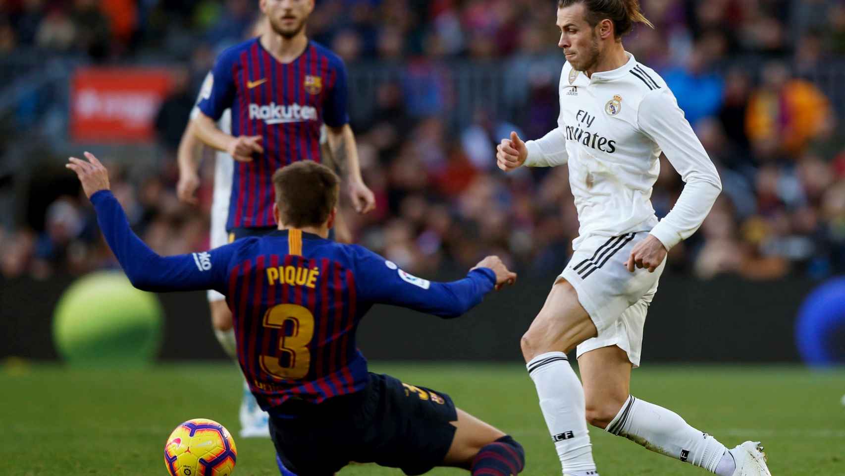El delantero galés del Real Madrid Gareth Bale y el defensa del FC Barcelona Gerard Piqué