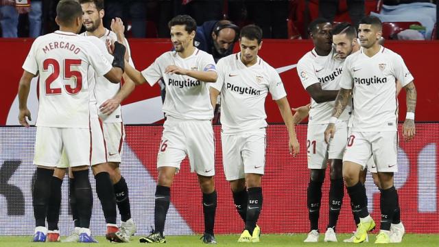 Los jugadores del Sevilla celebran un gol ante el Huesca