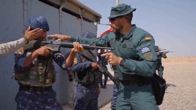 Un miembro del GAR en una fase de instrucción al personal iraquí.
