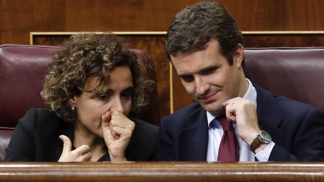 Pablo Casado, presidente del PP, junto a la portavoz parlamentaria, Dolors Montserrat.