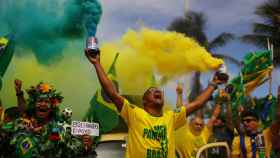 Partidarios de Bolsonaro celebrando en la calle.