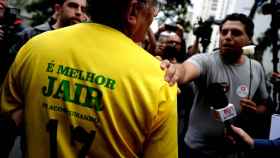 Un simpatizante  de Haddad manifiesta su apoyo  en un colegio electoral en la ciudad de Sao Paulo.