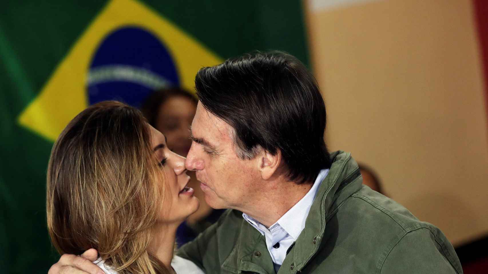 Jair Bolsonaro besa a su esposa Michelle, tras acudir a votar.