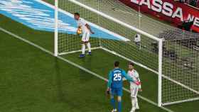 Casemiro saca el balón de la red de la portería del Real Madrid tras un gol del FC Barcelona
