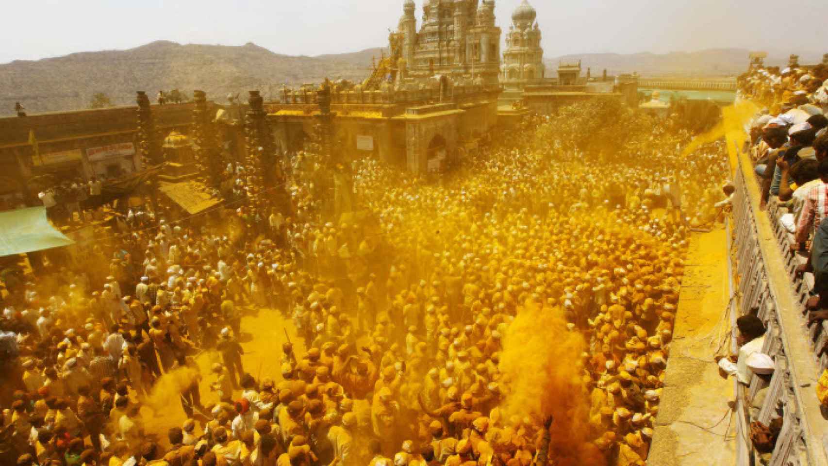 Festividad del 'Somavati Amavasya' en Bombay, en el que se arroja polvo de cúrcuma.