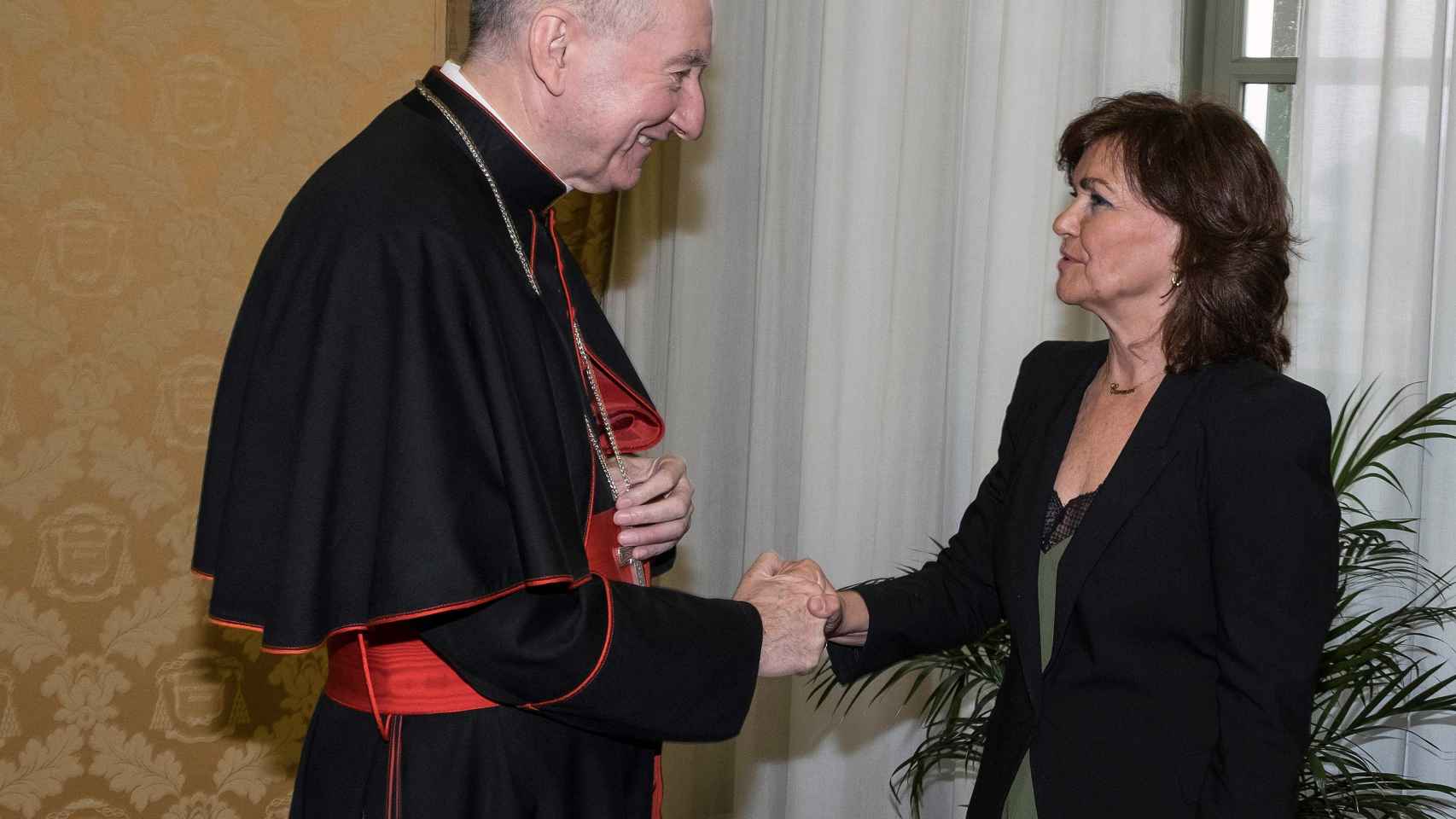 El cardenal Pietro Parolin recibe a la vicepresidenta del Gobierno, Carmen Calvo, en el Vaticano.