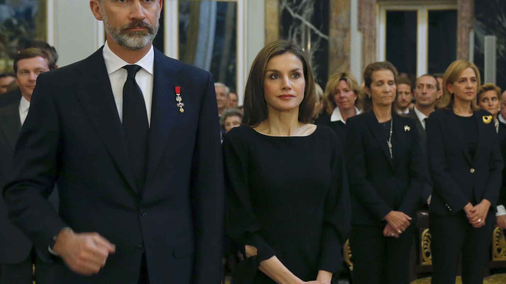 Los reyes y las infantas de fondo, en el funeral de Alicia de Borbón y Parma.