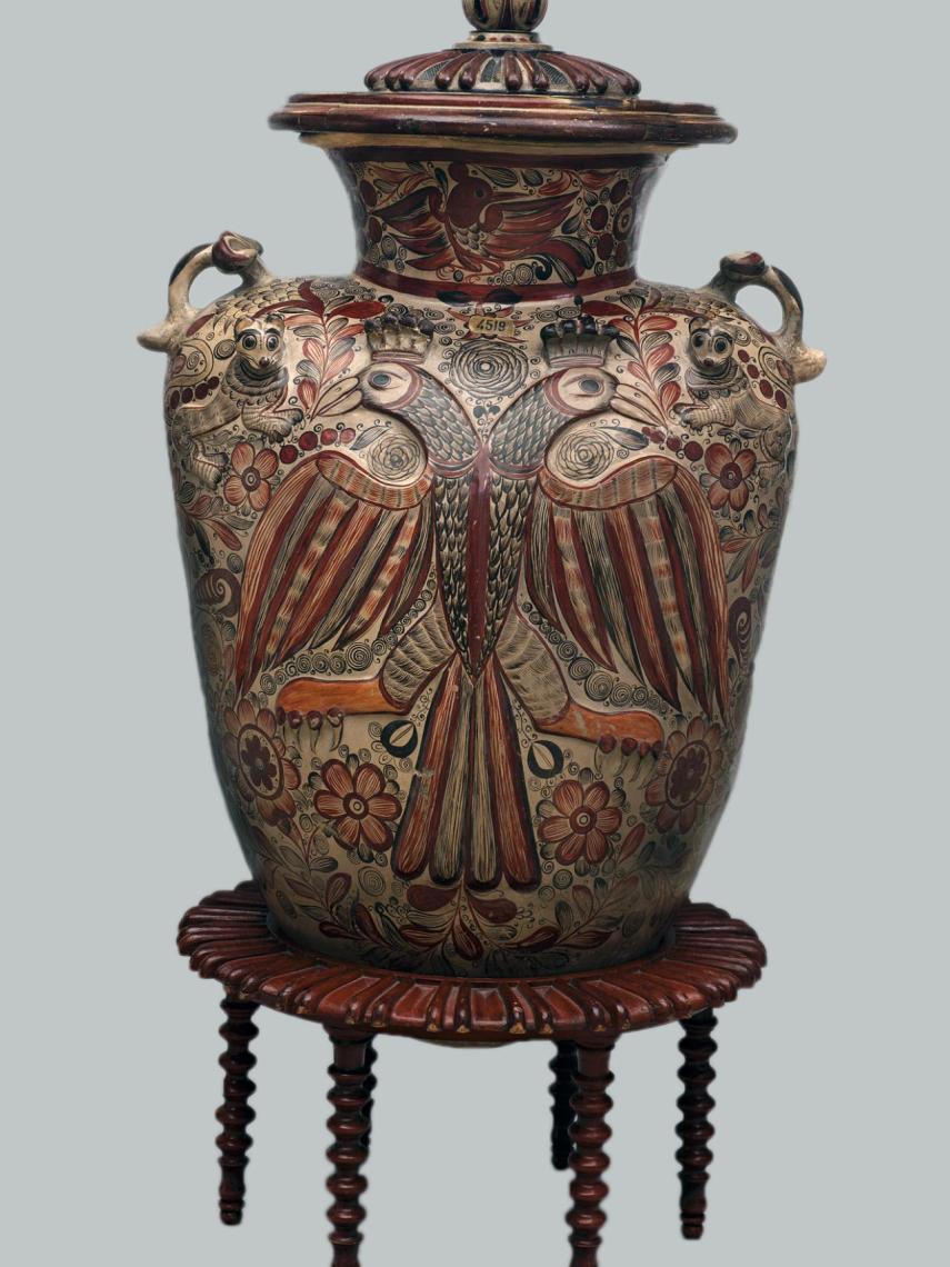 Tibor con águila bicéfala. Cerámica policromada. Guadalajara de Indias (México). Virreinato de Nueva España. Finales del siglo XVII - principios del siglo XVIII.