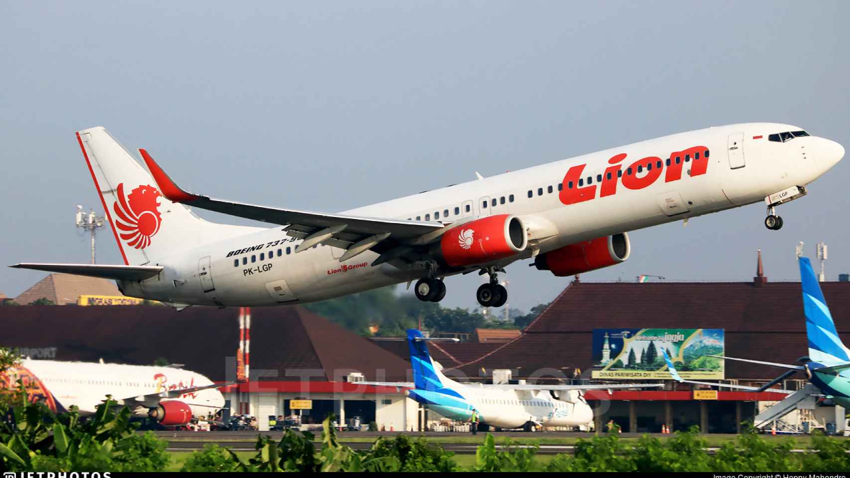 avion boeing 737 max 8 kp-lgp