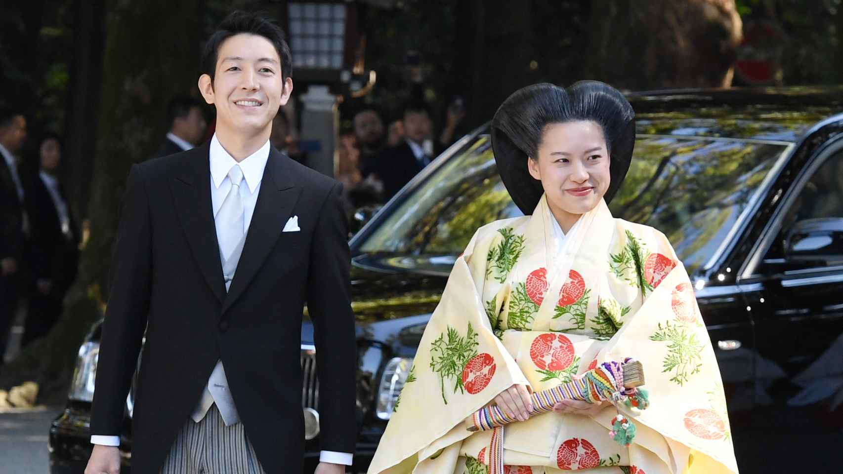 La princesa Ayako junto a su esposo en la ceremonia.