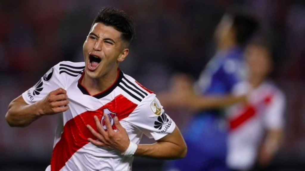 Exequiel Palacios celebra un gol con River Plate